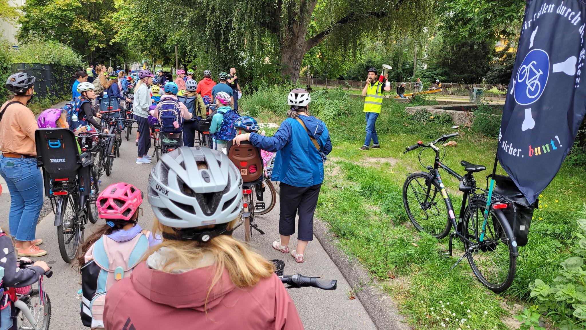Pressemitteilung: „Wir kommen wieder!“: Bunte Fahrrad-Demo für sichere Schulwege in Pankow